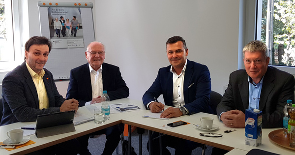 Der Geschäftsführer des Landesinnungsverbandes, Jan Eckoldt, im Gespräch mit Oswald Helmsauer, Ralf-Marcus Schilling und Holger Wagner von der Helmsauer & Preuß GmbH.